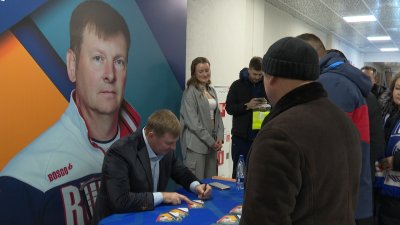 Олимпийский чемпион Александр Зубков пришёл поддержать хоккеистов на матч "Байкал-Энергии" и красноярского "Енисея" 