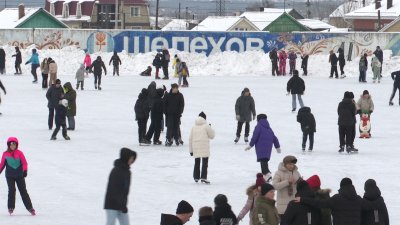 Гонки на коньках с Дедом Морозом прошли в Шелехове