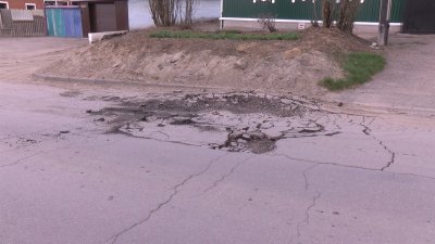 Жители частного сектора Правобережного округа Иркутска жалуются на разбитую большегрузами дорогу 
