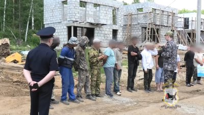 Нелегальных мигрантов задействовали при строительстве коттеджного посёлка в Иркутском районе