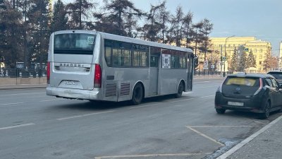 Автобус вёз пассажиров с распахнутой дверью в Иркутске