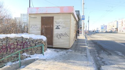Ларьки на остановках в Иркутске мешают пешеходам 