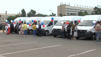 Многодетным семьям Иркутской области подарили микроавтобусы