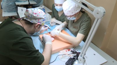 Отличные навыки и крепкие нервы: будущие хирурги соревновались в Иркутске