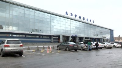 Двухлетнюю девочку обнаружили полицейские у входа в аэропорт Иркутска