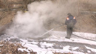 Подготовка к паводкам: в Иркутске пилят, чернят и даже поливают лёд кипятком