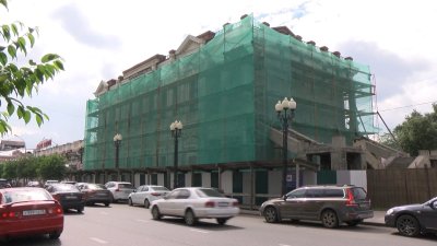 Здание бывшего кинотеатра "Пионер" начали снова ремонтировать в Иркутске
