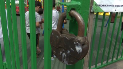 Детскую площадку в Иркутске обнесли забором и закрыли от местных жителей 