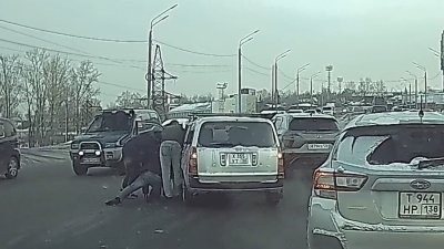 Автомобилиста избили на Иркутном мосту