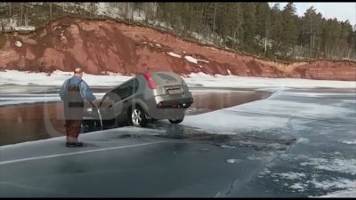 Иномарка провалилась под лёд на водохранилище в Братске