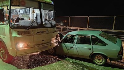 Автобус с пассажирами и легковой автомобиль столкнулись в Братске