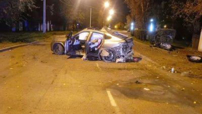Внедорожник врезался в дерево на бульваре Гагарина в Иркутске 