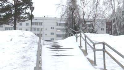 Из-за снега и льда многие лестницы в Иркутске превратились в горки