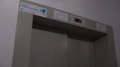 В Иркутске в многоэтажке с рухнувшим год назад лифтом начались проблемы со вторым подъёмником