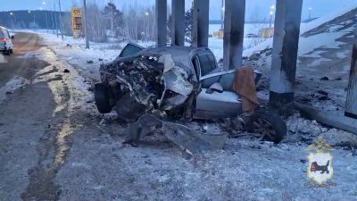 Автомобиль врезался в опоры моста в Черемховском районе