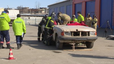 Помощь пострадавшим в ДТП отрабатывали спасатели на специальных соревнованиях в Иркутске