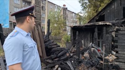Полицейский спас пенсионерку из горящего дома в Усть-Куте