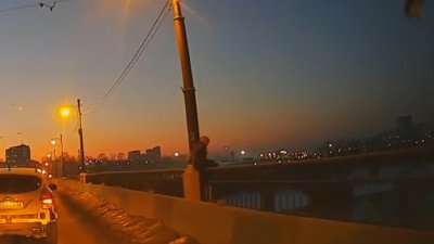 Мужчину, собиравшегося прыгнуть с моста в Ангару, спас полицейский в Иркутске