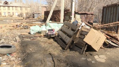 Некоторые дворы в Иркутске превращаются в свалки