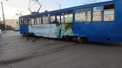 Трамвай сошёл с рельсов в центре Иркутска