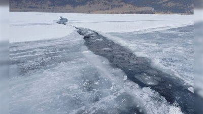 Две становые трещины появились на льду Байкала в Ольхонском районе