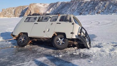 Автомобиль с туристами провалился в трещину на льду Байкала в Ольхонском районе 
