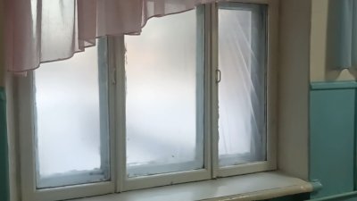Окна в одной из школ Ангарска "утеплили" полиэтиленовой плёнкой