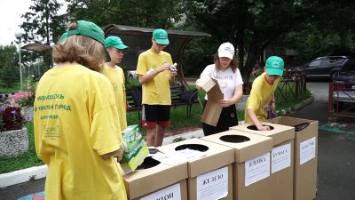 Школьники учат иркутян сортировать мусор  
