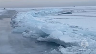 Трещины и подвижки льда фиксируют в разных районах Байкала 
