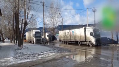 Десятки припаркованных большегрузов парализовали движение в Усть-Куте
