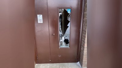 Соседи-вандалы: жители многоквартирного дома в Иркутском районе выбили стекло, чтобы попасть в подъезд 