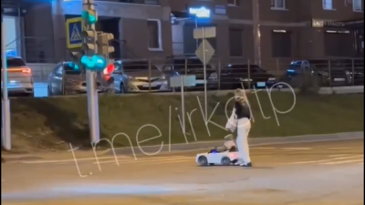 Иркутянка катала своего ребёнка на игрушечной машине по проезжей части