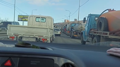 Иркутские автомобилисты жалуются на скопление ассенизаторских машин на Покровской развязке