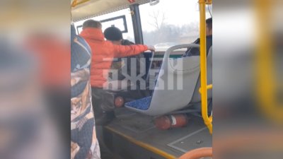 Дебош в рейсовом автобусе устроили несколько пассажиров в Иркутске