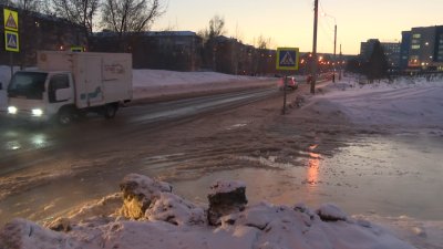 Проезжую часть улицы Старо-Кузьмихинской в Иркутске залило водой из-за коммунального ЧП