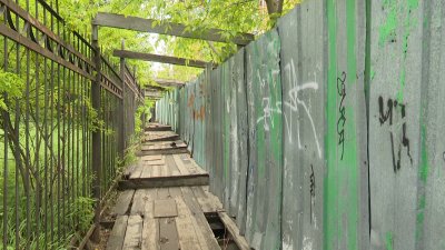 Некоторые строительные заборы в Иркутске небезопасны для горожан