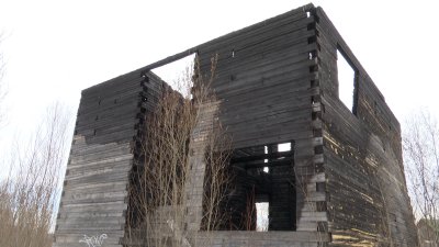 Заброшенное здание рядом со школой дети превратили в игровую площадку в Иркутске