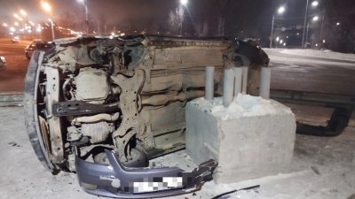 Иркутянка без водительских прав врезалась в ограждение на улице Трактовой