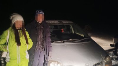 Трещина на льду Иркутского водохранилища стала ловушкой для автомобиля