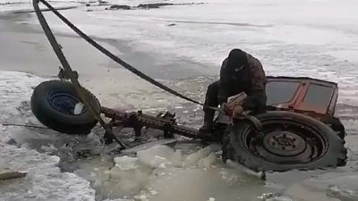 Внедорожник и трактор провалились под лёд в Братском районе