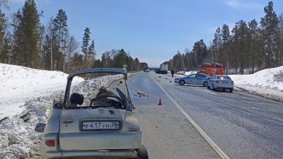 Женщина погибла, 5-летний ребёнок серьёзно пострадал при столкновении иномарки и грузовика в Иркутском районе 