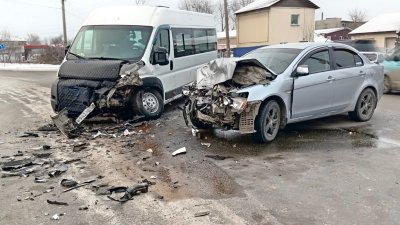 Пять человек пострадали при столкновении маршрутки и легкового автомобиля в Иркутске 