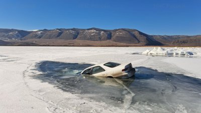 Лёд разрушается в самых посещаемых туристами местах на Байкале