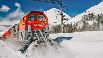Железнодорожные пути очищают от снега в Иркутской области
