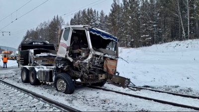 Грузовик столкнулся с локомотивом в Усть-Кутском районе