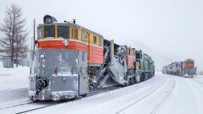 Железнодорожные пути для безопасности перевозок очищают от снега в Иркутской области