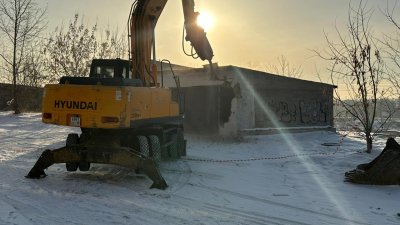 Незаконно построенный многоквартирный жилой дом снесли в Иркутске
