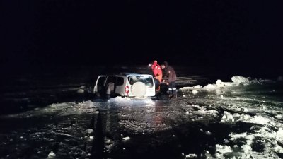 Автомобиль с двумя людьми провалился под лёд на Малом Море 