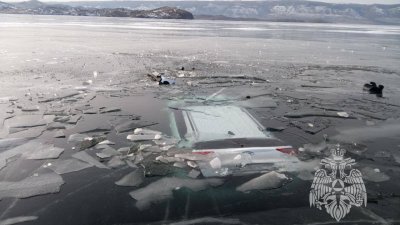 Автомобиль с тремя взрослыми и ребёнком провалился под лёд на Байкале