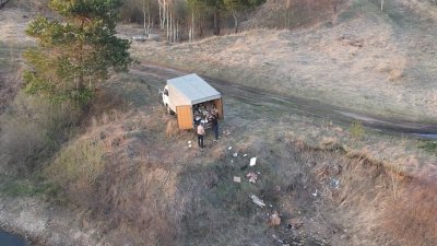 Неизвестные выгрузили мусор на берегу Ангары в Иркутске
